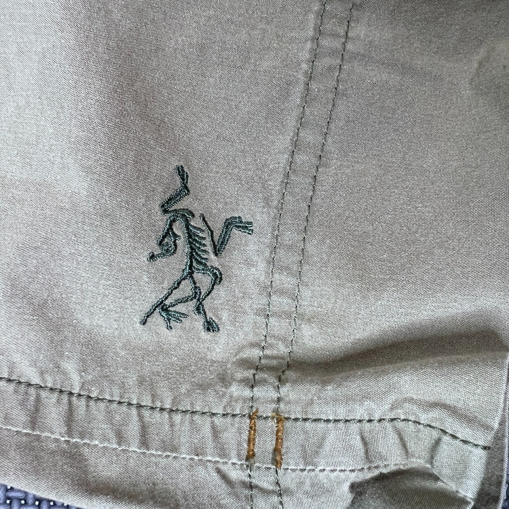 Arc'teryx Men's Relaxed Fit Hiking Shorts Size 36 Khaki Outdoor Climbing Logo - Picture 3 of 16